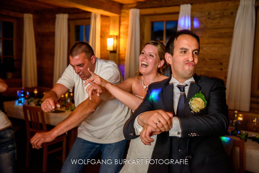 Hochzeitsfotograf Tirol, tanzendes feierndes Brautpaar