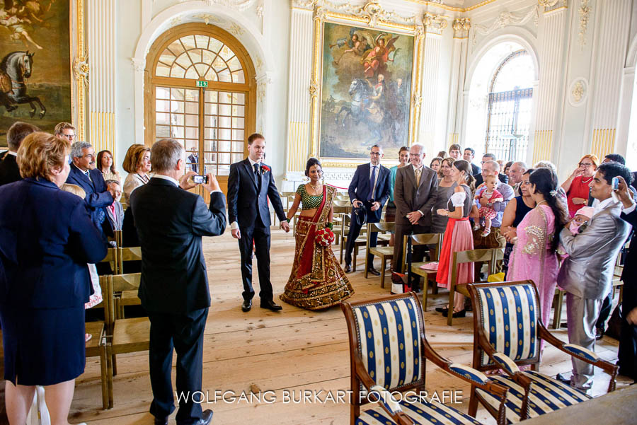 Hochzeitsfotograf München, Einzug Brautpaar zur Trauung