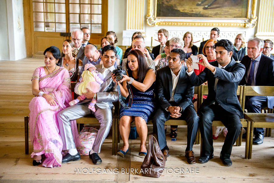 Hochzeitsfotograf München, fotografierende Gäste bei der Trauung