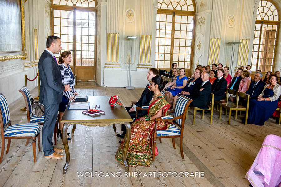 Hochzeitsfotograf München, Brautpaar und Standesbeamte bei der Trauung