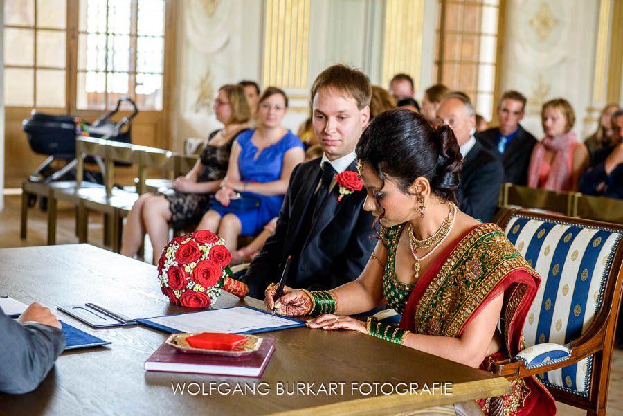 Hochzeitsfotograf München, Brautpaar unterschreibt bei der Trauung