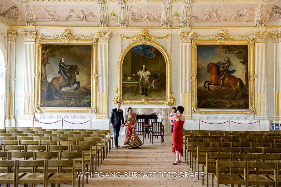 Hochzeitsfotograf München, Brautpaar im Trausaal nach der Trauung