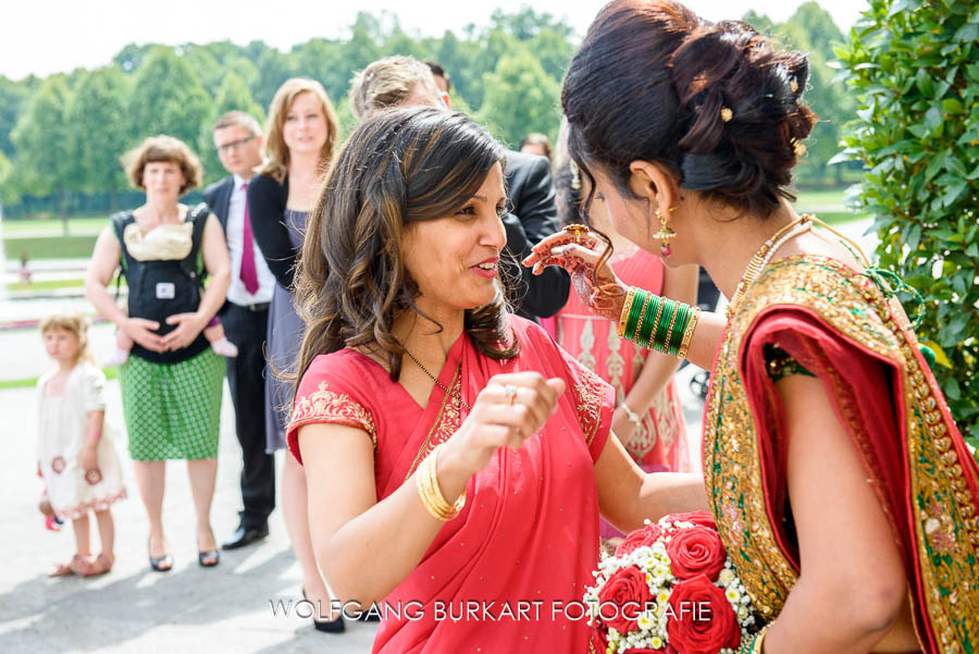 Hochzeitsfotograf aus München, Braut mit Freundin, indisch