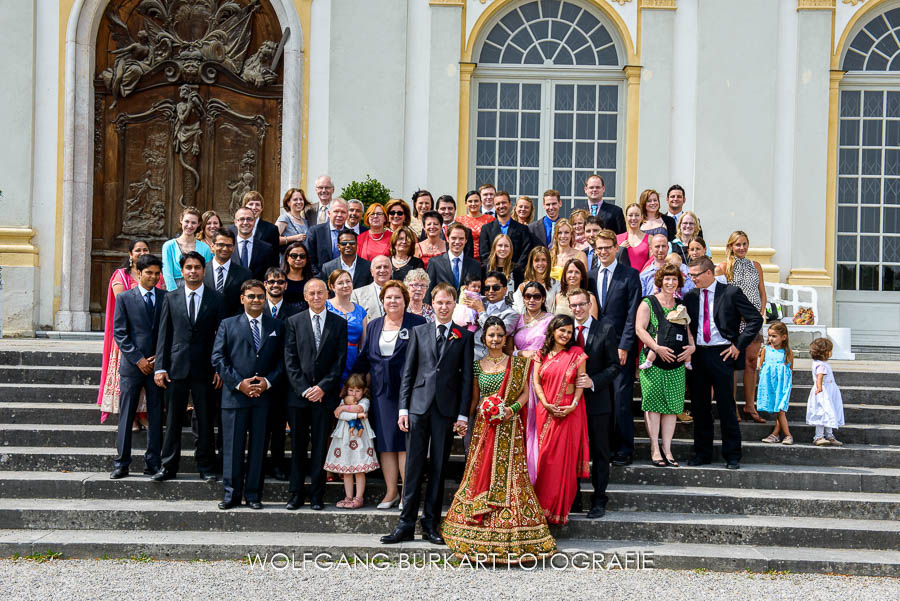 Hochzeitsreportage München, Gruppenfoto auf der Treppe vom Schloß