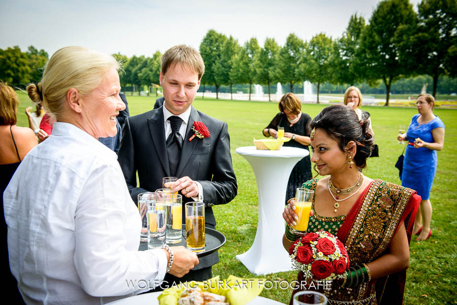Hochzeitsreportage München, Brautpaar beim Empfang im Schloßpark Schleißheim
