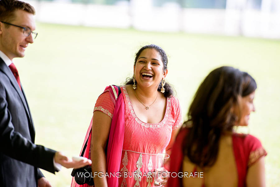 Hochzeitsreportage München, lachende indische Frau beim Empfang