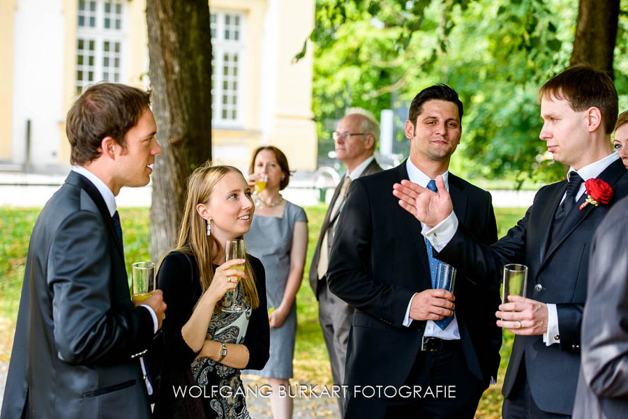 Hochzeitsreportage München, Bräutigam redet mit den Gästen
