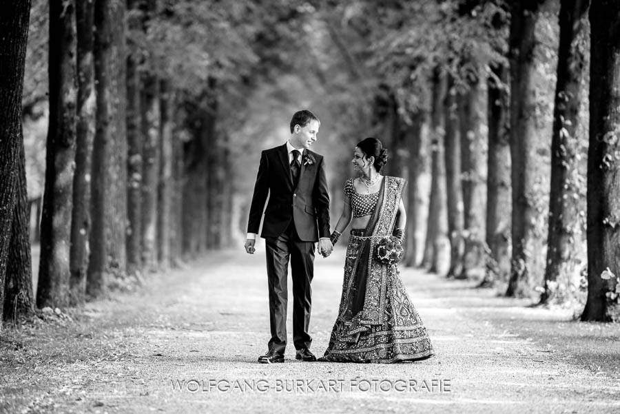Hochzeitsfotograf Schleißheim, Brautpaarbild in einer Baumallee