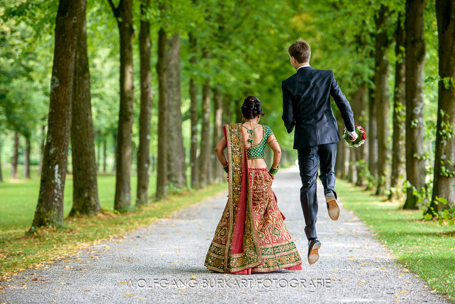 Hochzeitsfotograf Schleißheim, Brautpaarportrait in Aktion