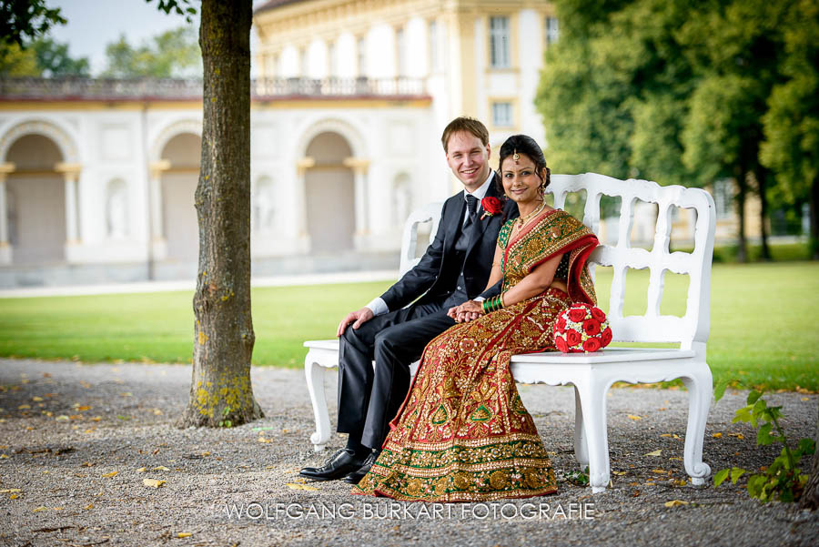 Hochzeitsfotograf Schleißheim, Brautpaarportrait auf der Bank im Schloßpark