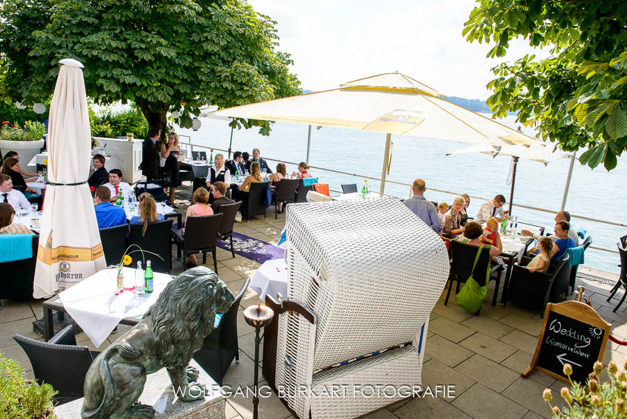 Hochzeits-Foto-Reportage Starnberg, Hochzeitsgesellschaft auf der Terrasse vom Hotel Leoni am See