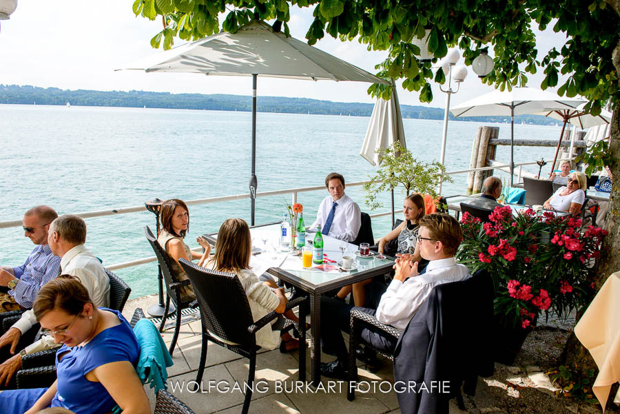 Hochzeits-Foto-Reportage Starnberg, Hochzeitsgesellschaft auf der Terrasse am See