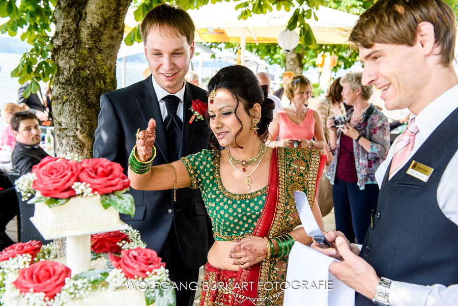 Hochzeit Fotograf München, Brautpaar und Hochzeitstorte mit Rosen