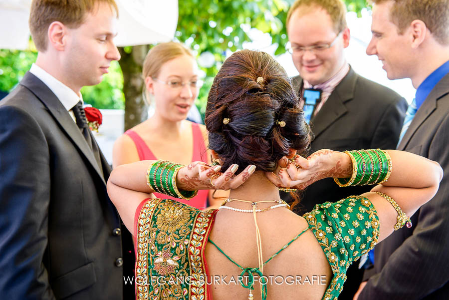 Hochzeit Fotograf Starnberger See, indische Braut mit Henna Bemalungen