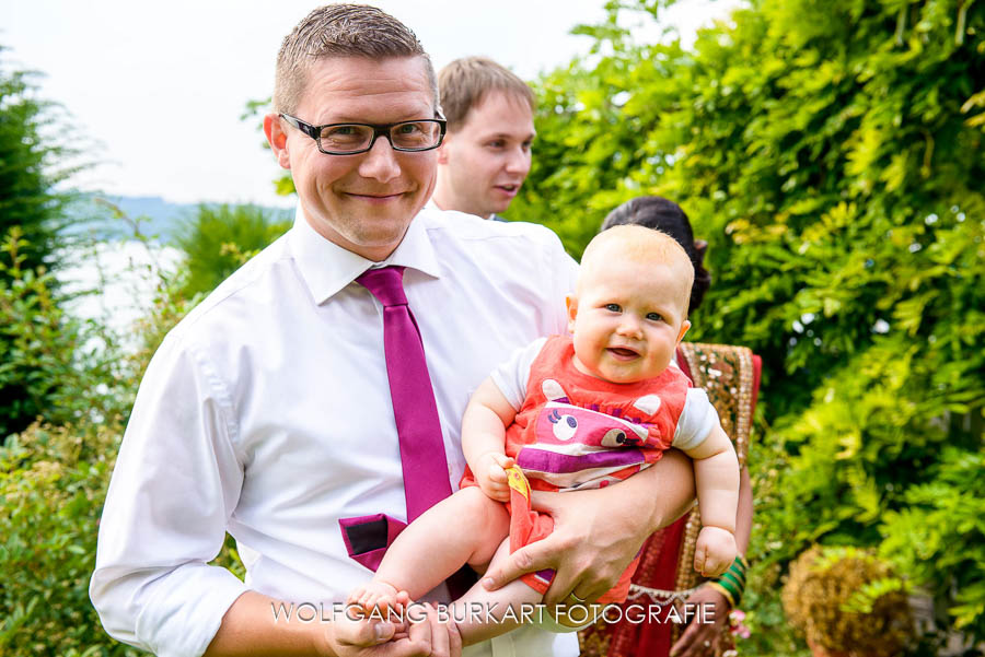 Hochzeit Fotograf Starnberg, Hochzeitsgäste mit Kleinkind am Starnberger See
