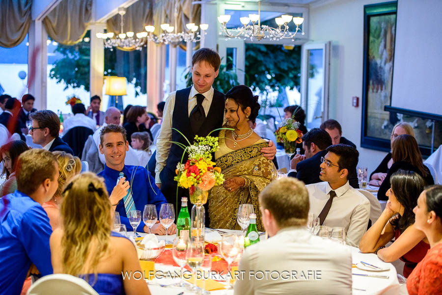 Hochzeitsfotograf Starnberg, Brautpaar und Hochzeitsgesellschaft bei der Feier am Abend