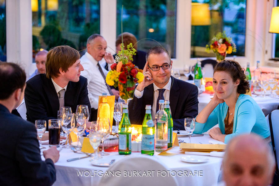 Hochzeitsfotograf Starnberg, Hochzeitsgesellschaft bei der Feier am Abend