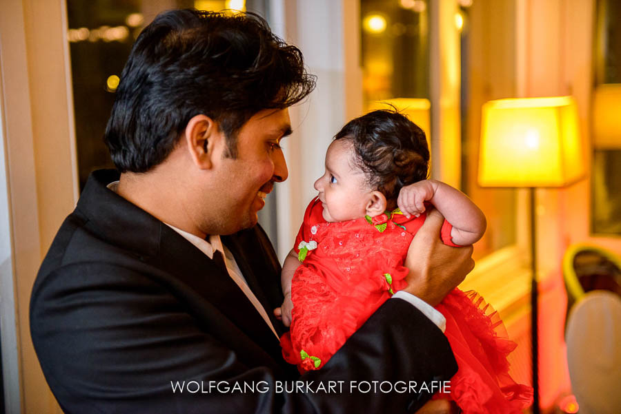 Hochzeitsfotograf Starnberg, Hochzeitsgast mit Kleinkind