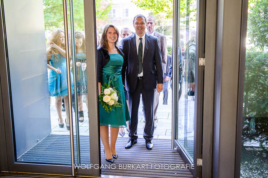 Hochzeitsfotograf aus München, Einzug des Brautpaars in den Trausaal