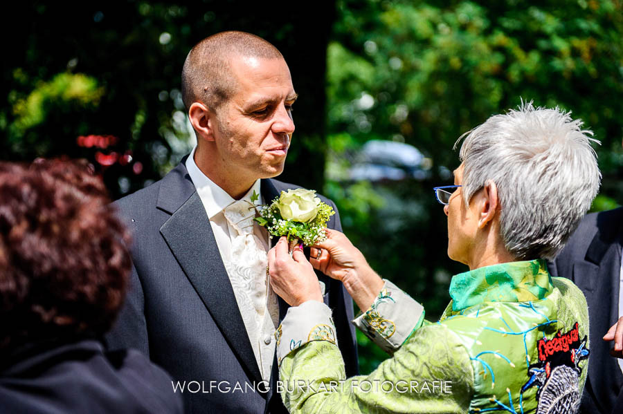 Hochzeitsreportage Murnau, Bräutigam und Mutter vor der Trauung