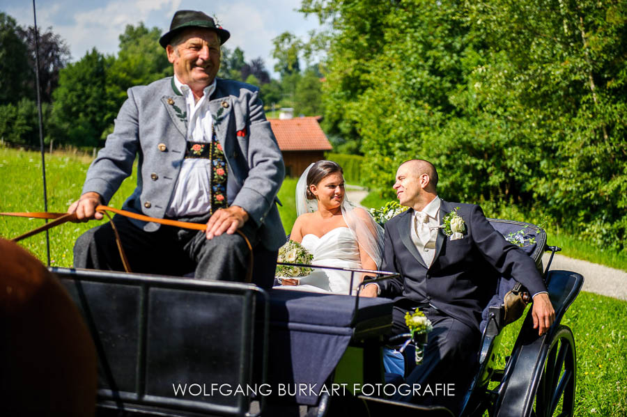 Hochzeitsfotograf Garmisch, Hochzeitsfoto Brautpaar in der Hochzeitskutsche