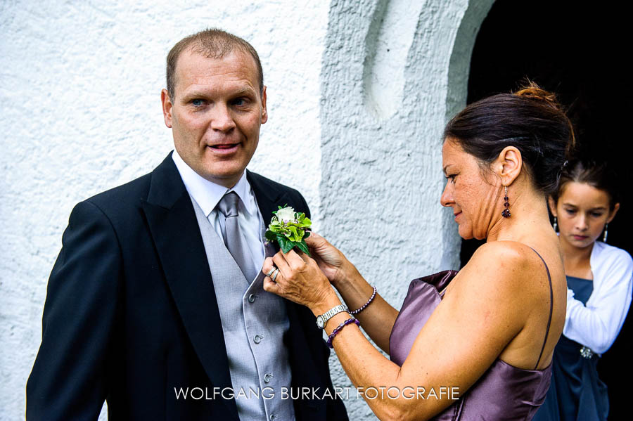Hochzeitsfotografie München, Bräutigam wird mit Anstecker geschmückt