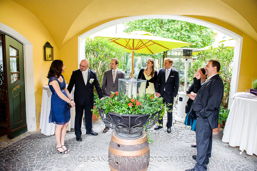 Hochzeits-Foto München, Bräutigam mit Hochzeitsgästen