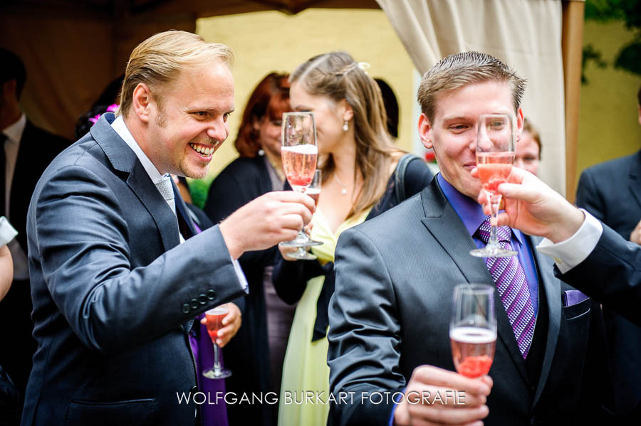 Hochzeitsreportage München, Hochzeitsgäste mit Sekt