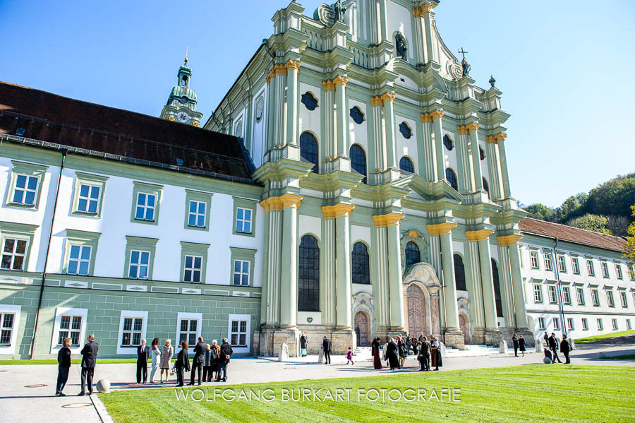 Hochzeitsfotografie Fürstenfeldbruck, Hochzeitsgesellschaft vor der kirche