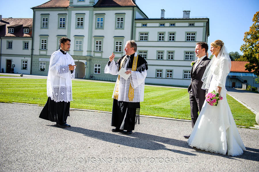 Hochzeitsfotografie Fürstenfeldbruck, Brautpaar und Priester