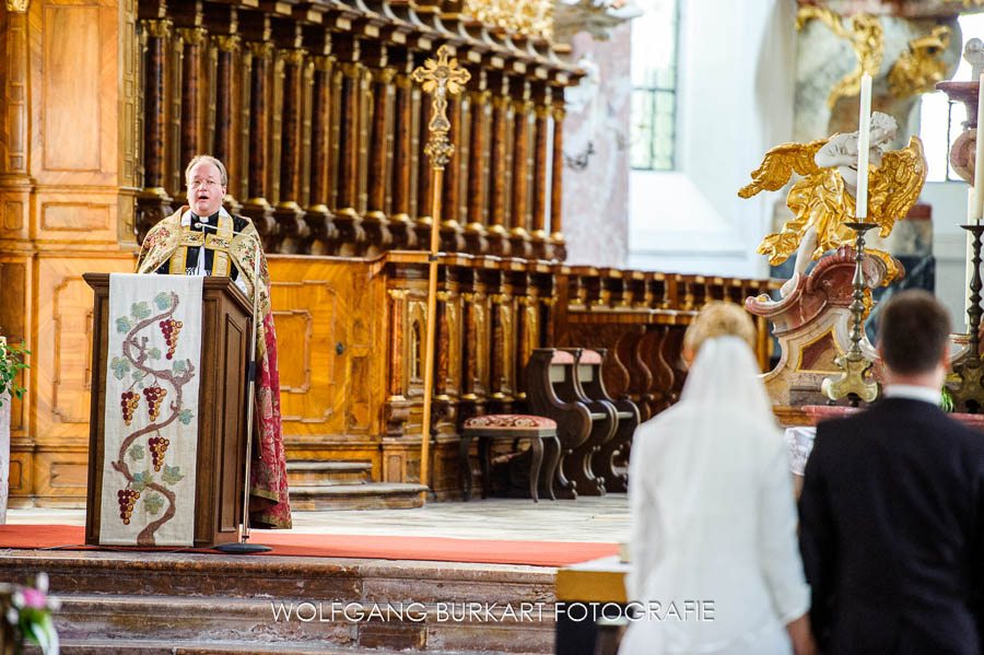 Hochzeitsfotografie Fürstenfeldbruck, Pfarrer und Brautpaar