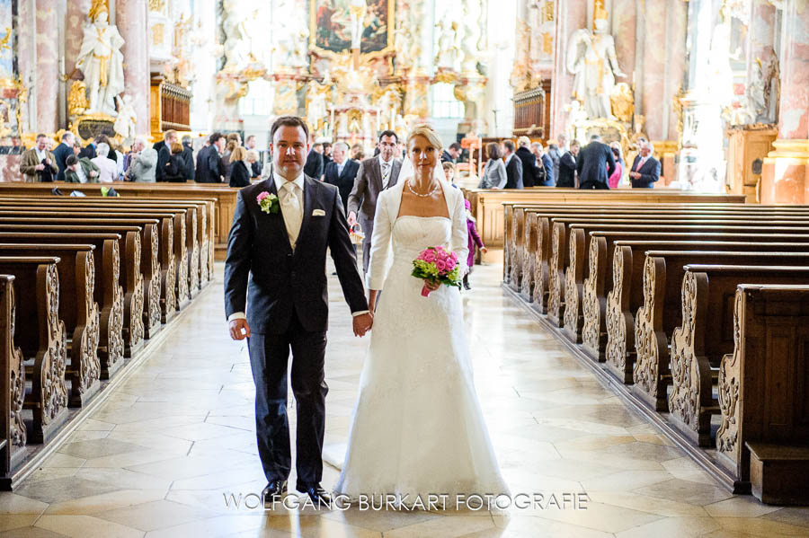Hochzeitsfotograf Fürstenfeldbruck, Auszug des Brautpaars aus der Klosterkirche nach der Trauung