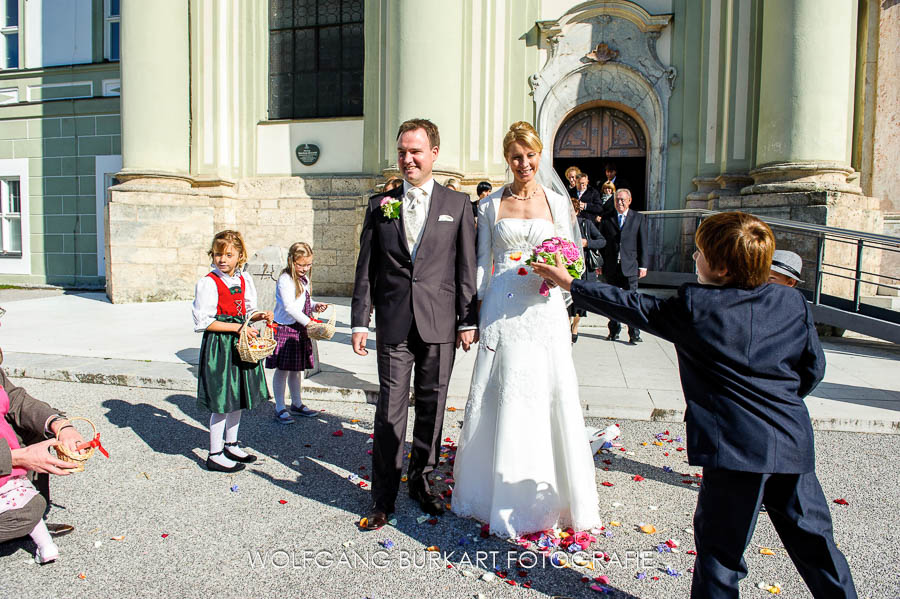 Hochzeitsfotograf Fürstenfeldbruck, Blumen werfen nach der Trauung