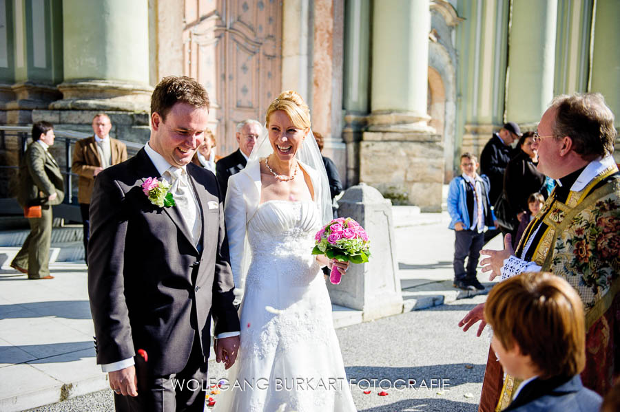 Hochzeitsfotograf Fürstenfeldbruck, Brautpaar vor dem Kloster Fürstenfeldnach der Trauung