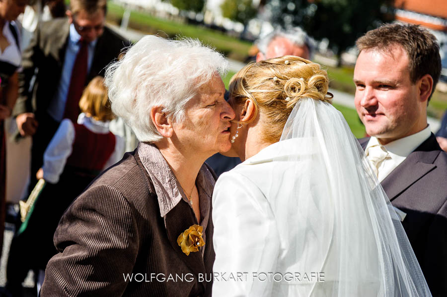 Hochzeitsfotograf Fürstenfeldbruck, Gratulation an die Braut nach der Trauung