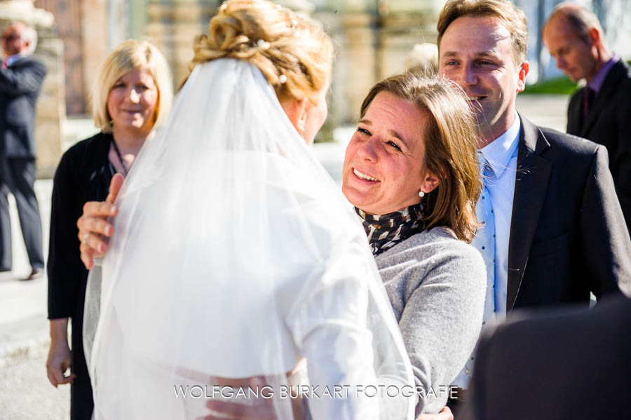 Hochzeitsfotograf Fürstenfeldbruck, Umarmung nach der Trauung