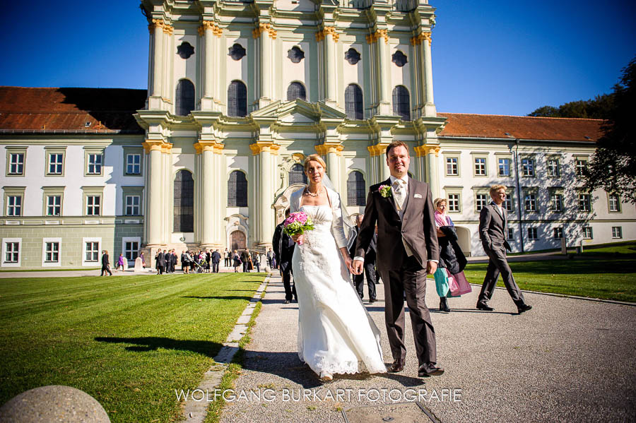 Hochzeitsfotograf Fürstenfeldbruck, Brautpaar zieht aus der Kirche aus