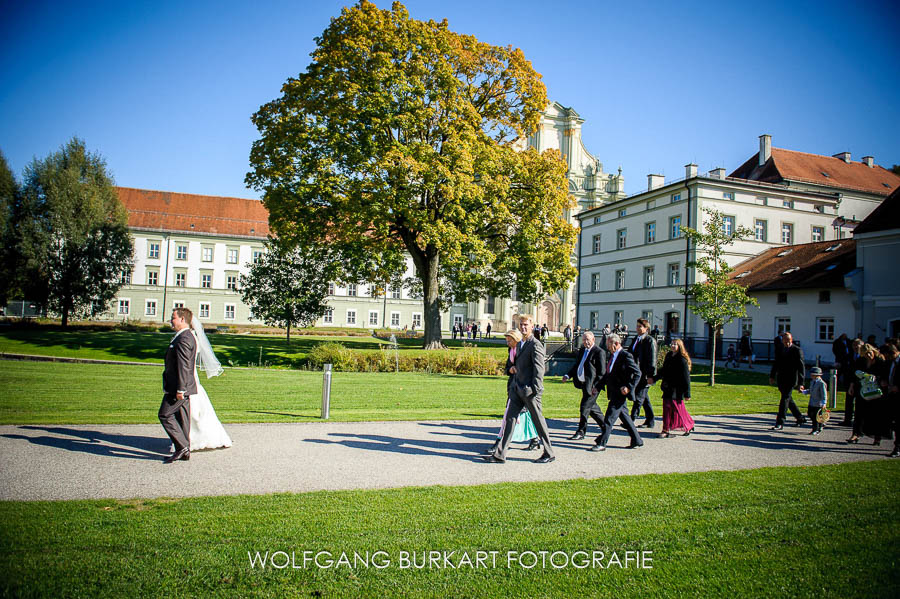 Top Hochzeitsfotograf Fürstenfeldbruck, Brautpaar im Hof von Kloster Fürstenfeld