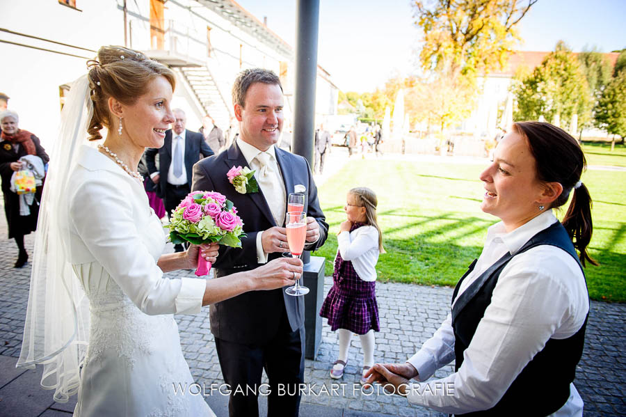 spitzen Hochzeitsfotograf Fürstenfeldbruck, Brautpaar beim Empfang