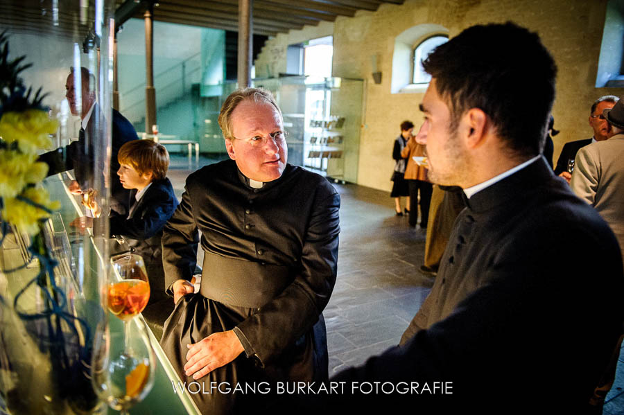 bester Hochzeitsfotograf Fürstenfeldbruck, Pfarrer beim Empfang