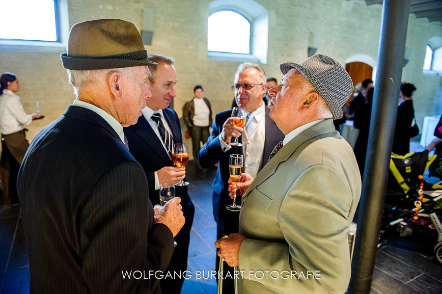Top Hochzeitsfotograf Fürstenfeldbruck, Männer mit Hut und Sekt