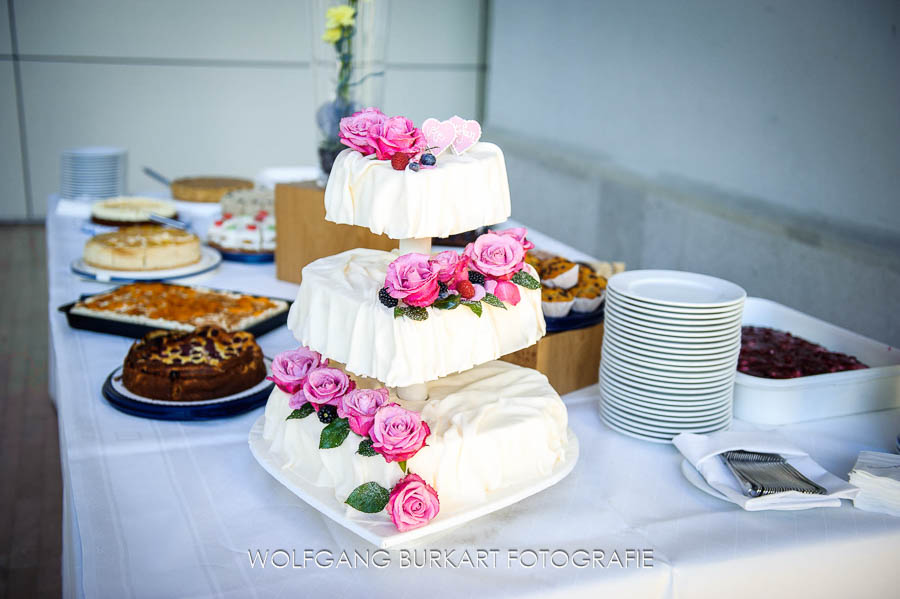 Hochzeitfotograf Foto-Reportage Fürstenfeldbruck, Hochzeitstorte mit Rosen und Kuchenbuffet