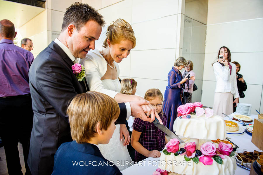 Hochzeitfotograf Foto-Reportage Fürstenfeldbruck, Brautpaar beim anschneiden der Hochzeitstorte