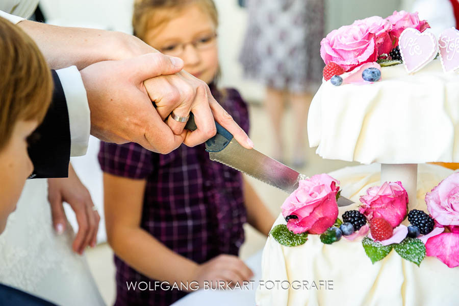 Hochzeitfotograf Foto-Reportage Fürstenfeldbruck, Anschneiden der Hochzeitstorte