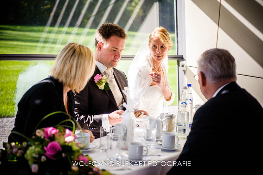 Hochzeitfotograf Foto-Reportage Fürstenfeldbruck, Brautpaar bei Kaffee und Kuchen