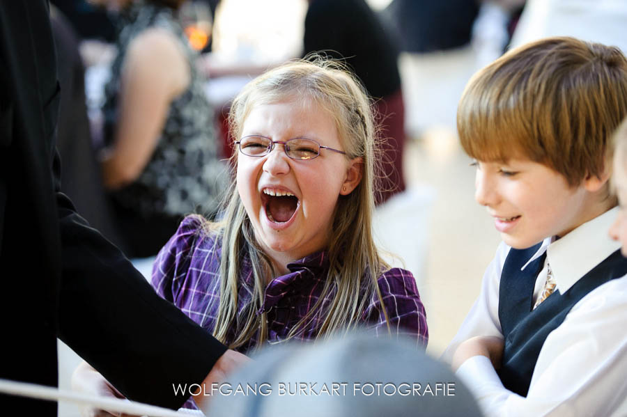 Hochzeit Foto-Reportage Fürstenfeldbruck, Zauberer bringt Kinder zum lachen