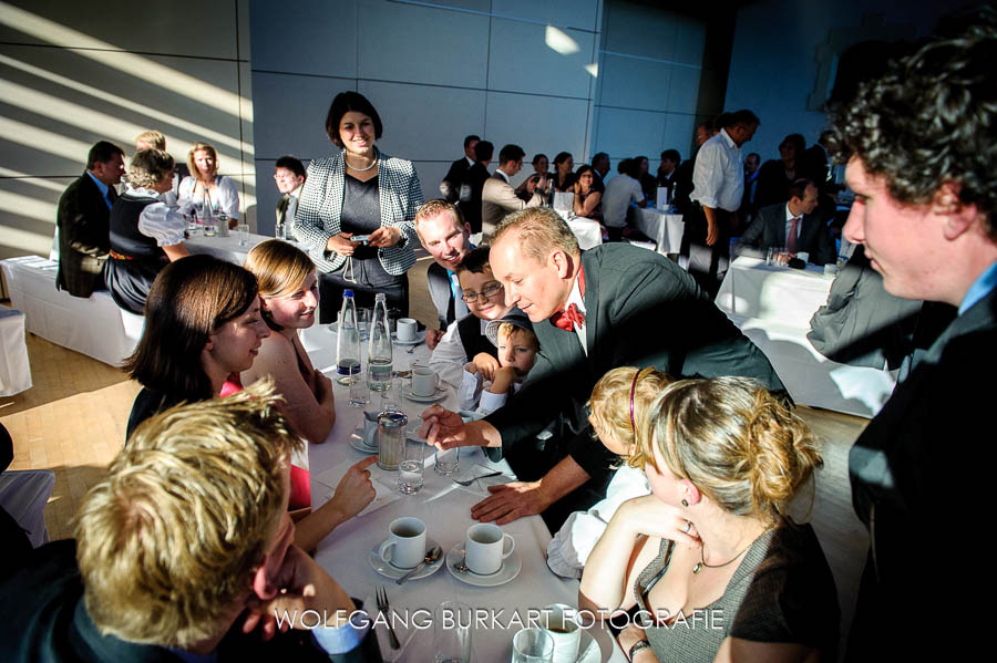 Hochzeit Foto-Reportage Fürstenfeldbruck, Zauberer bei Kaffee und Kuchen