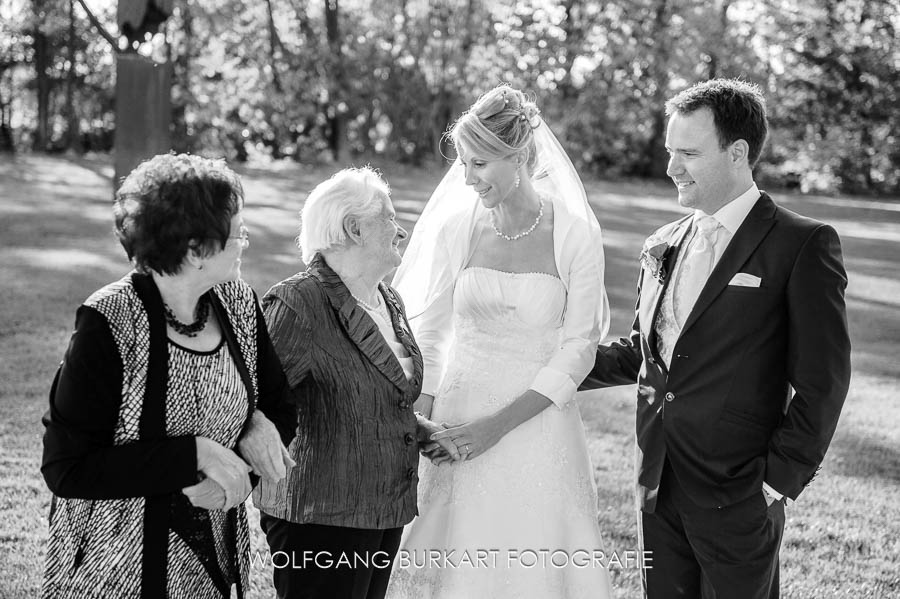 Hochzeit Foto-Reportage Fürstenfeldbruck, Brautpaar mit Omas