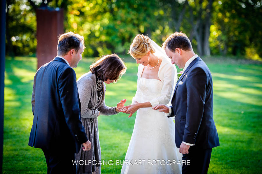 Hochzeit Foto-Reportage Fürstenfeldbruck, Begutachtung der Ringe