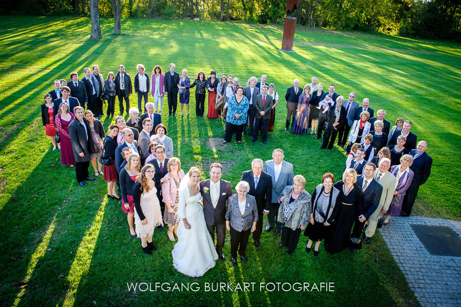 Hochzeit Foto-Reportage Fürstenfeldbruck, Gruppenfoto mit allen Hochzeitsgästen